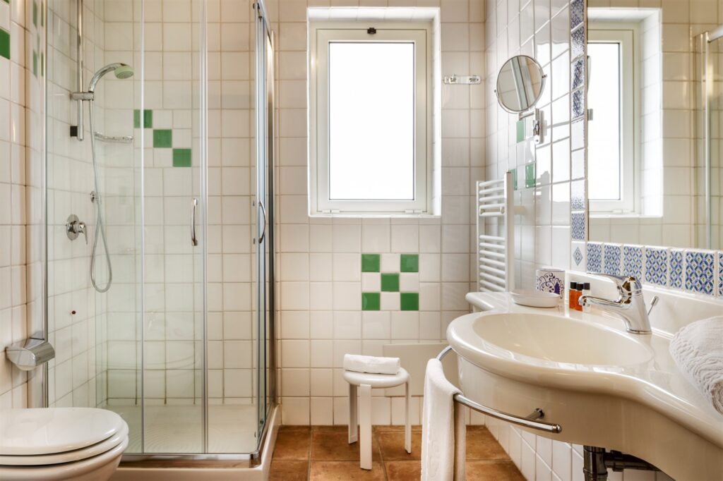 das Badezimmer eines Classic-Zimmers, Hotel Cruccuris Resort, Villasimius - meer sardinien urlaub