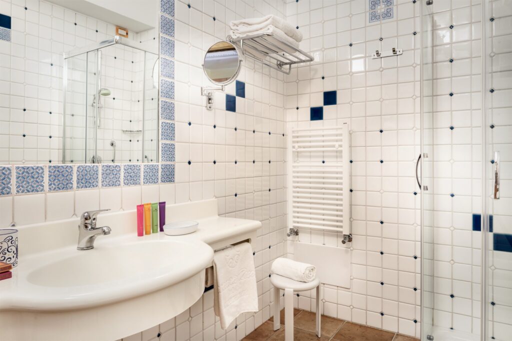 das Badezimmer eines Deluxe-Zimmers, Hotel Cruccuris Resort, Villasimius - meer sardinien urlaub