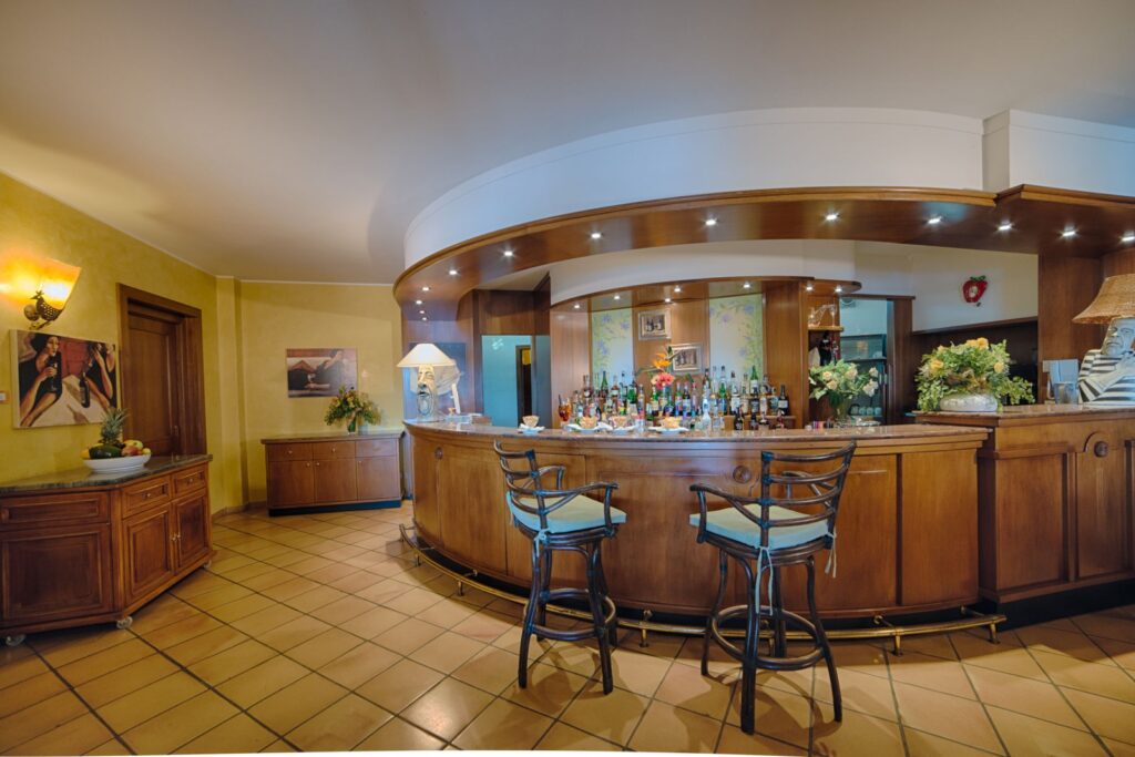 Bar des Hotels Cruccuris Resort, Villasimius - meer sardinien urlaub