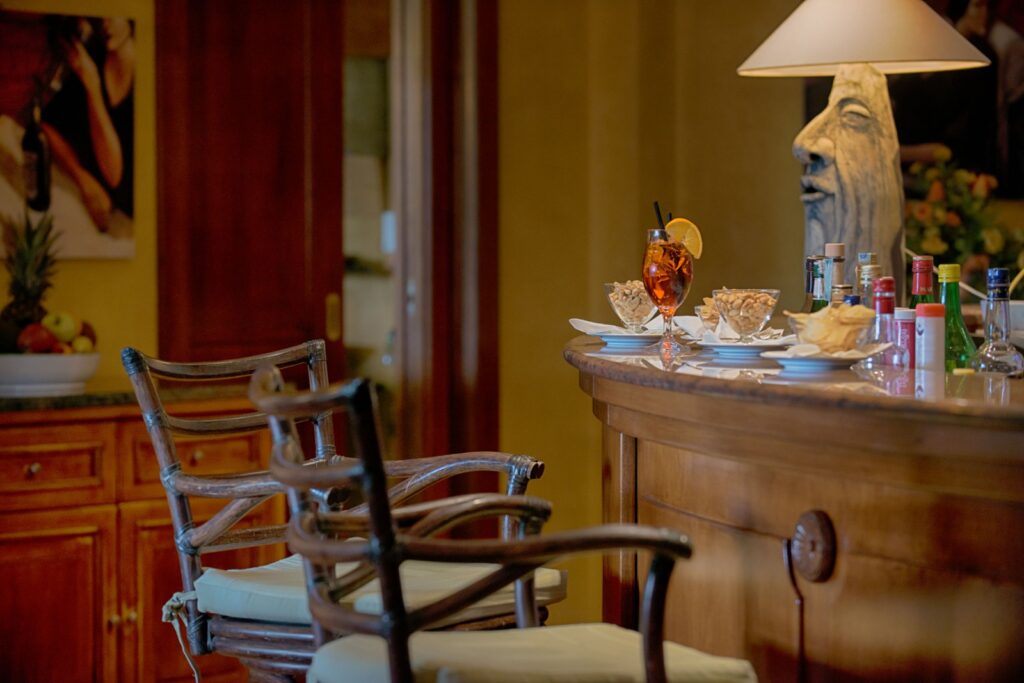 Detailaufnahme der Bar vom Hotel Cruccuris Resort, Villasimius - meer sardinien urlaub