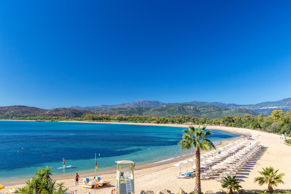 Blick auf den Strand mit Strandservice des Hotels Club Saraceno, Arbatax - meer sardinien urlaub