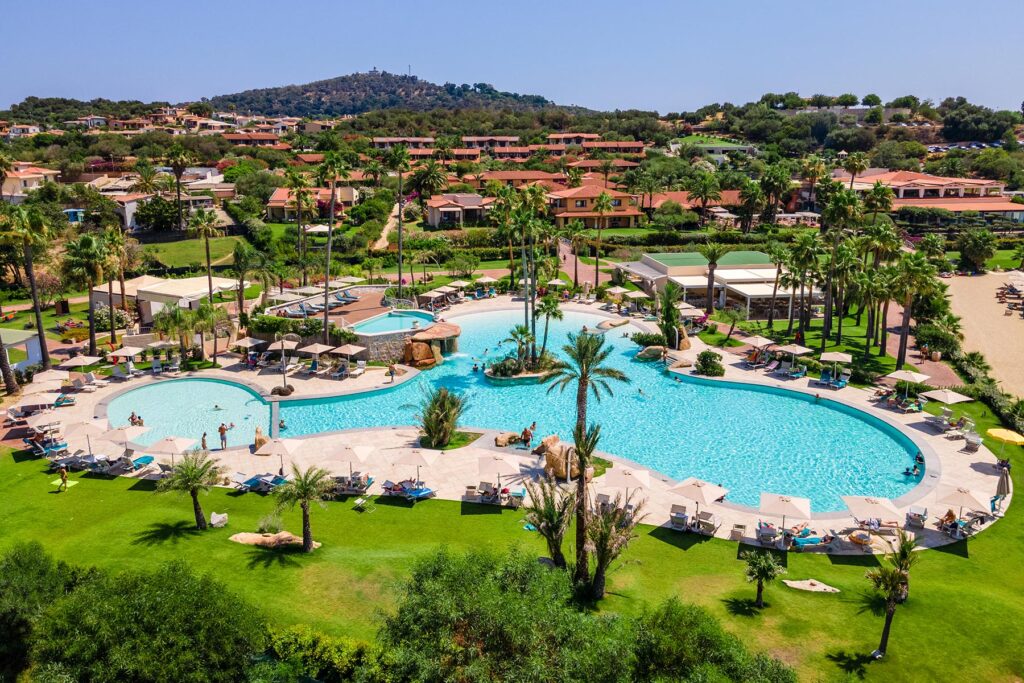Blick auf den riesigen Meerwasserpool mit Sonnenterrassen und Grünfläche, Hotel Club Saraceno, Arbatax - meer sardinien urlaub