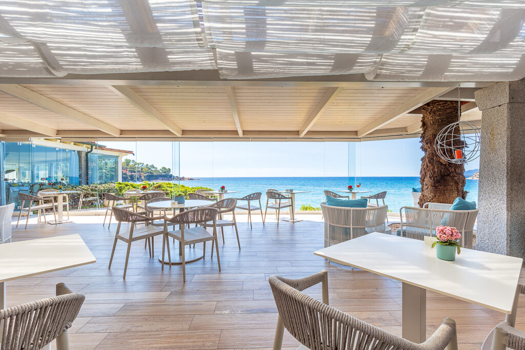 Blick auf die Bar-Terrasse mit Meerblick, Hotel La Bitta, Arbatax - meer sardinien urlaub