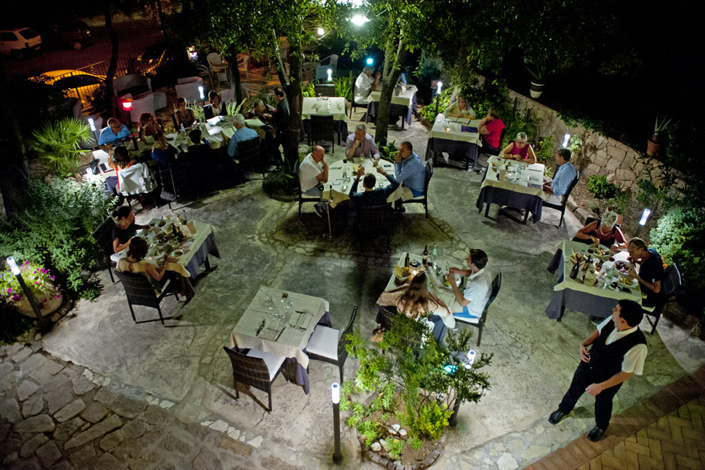 Blick auf die Restaurantterrasse des Hotels Nascar - meer sardinien urlaub