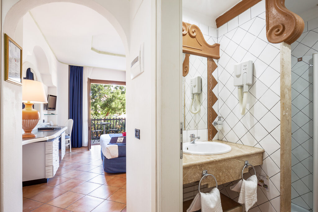 Blick in Bad und Schlafraum des Comfort-Zimmers, Hotel La Bitta, Arbatax - meer sardinien urlaub