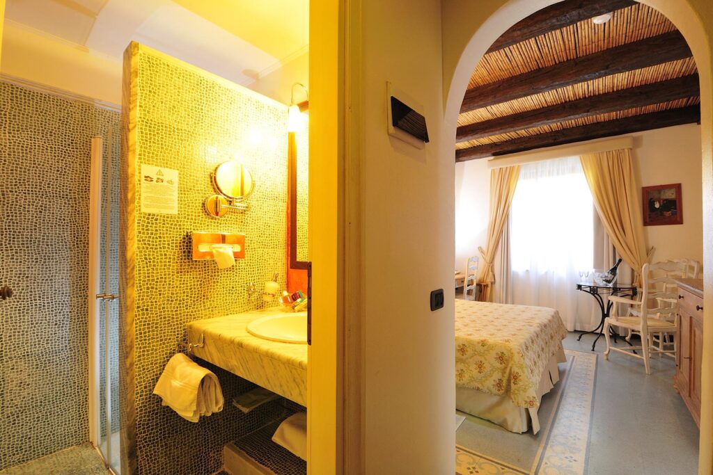 Blick in das Bad und den Schlafraum eines Classic-Zimmers, Hotel La Bitta, Arbatax - meer sardinien urlaub