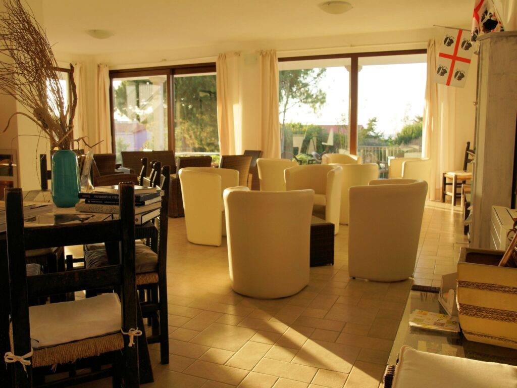 Blick in den Aufenthaltsbereich vor der Rezeption des Hotel Tartaruga Bianca, La Ciaccia-Valledoria - meer sardinien urlaub