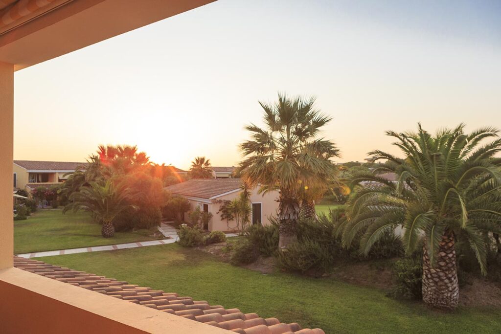 Blick in den Garten vom Hotel Tirreno Resort, Cala LIberotto bei Orosei - meer sardinien urlaub