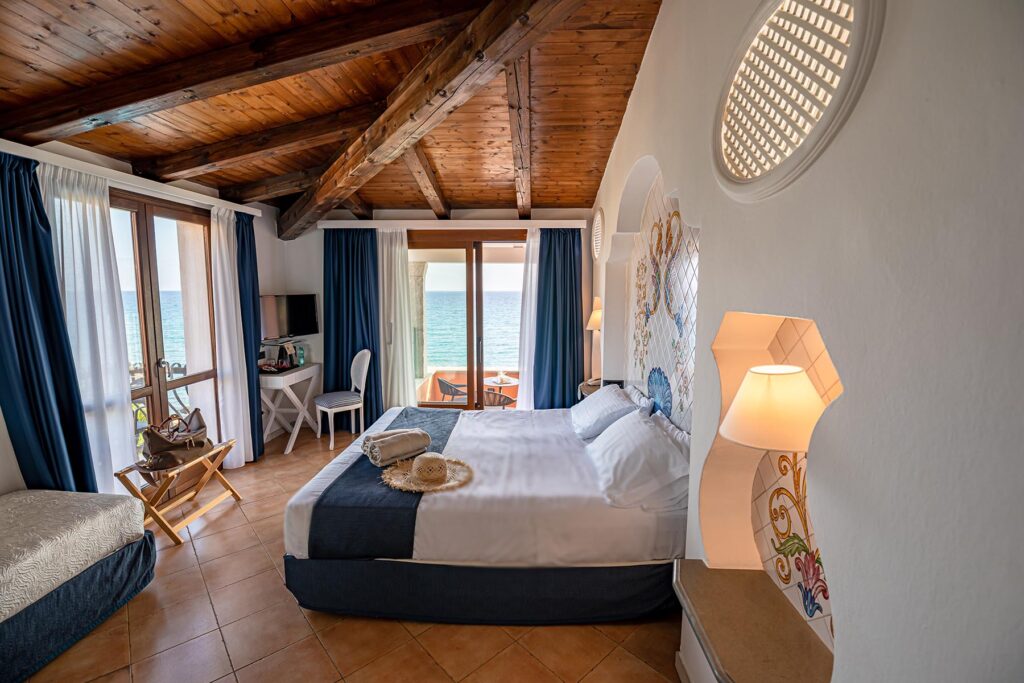 Blick in ein Deluxe-Zimmer mit Blick auf das Meer, Hotel La Bitta, Arbatax - meer sardinien urlaub