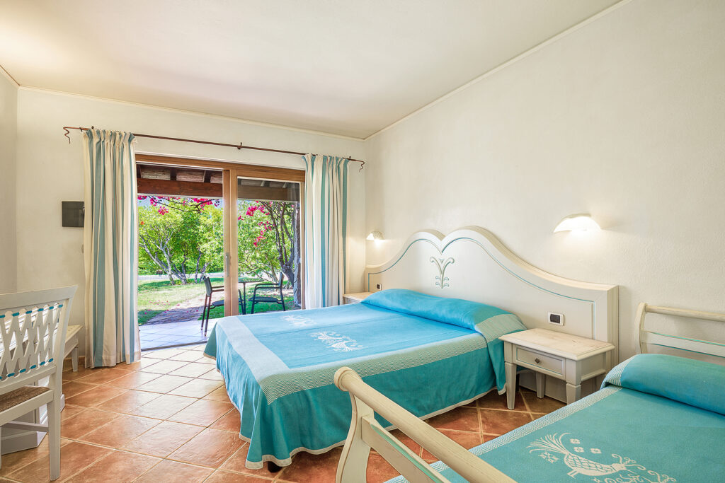 Blick in ein Standard-Dreibett-Zimmer, Hotel Club Saraceno, Arbatax - meer sardinien urlaub
