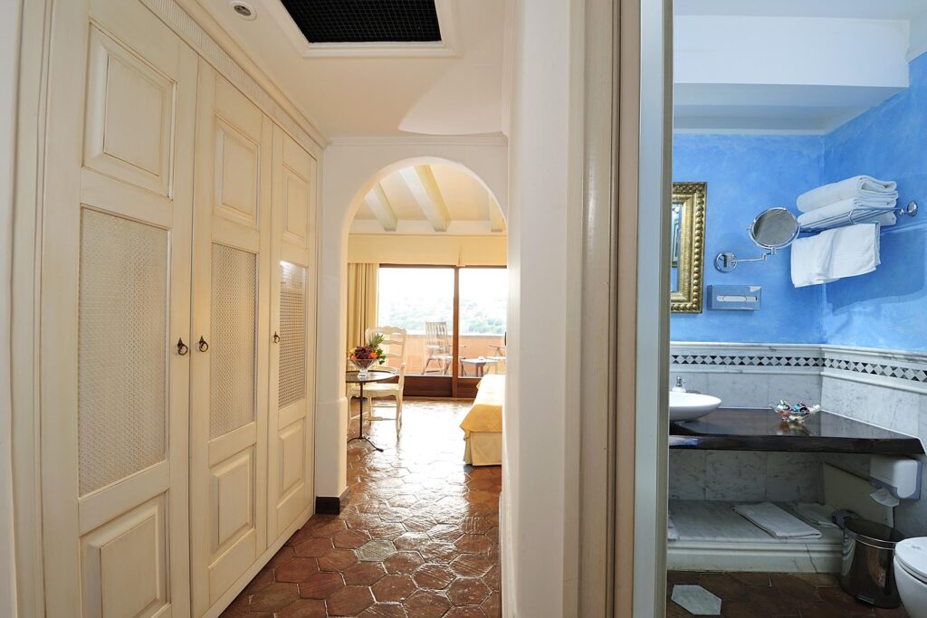 Blick vom Bad in das Deluxe-Prestige-Zimmer, Hotel La Bitta, Arbatax - meer sardinien urlaub