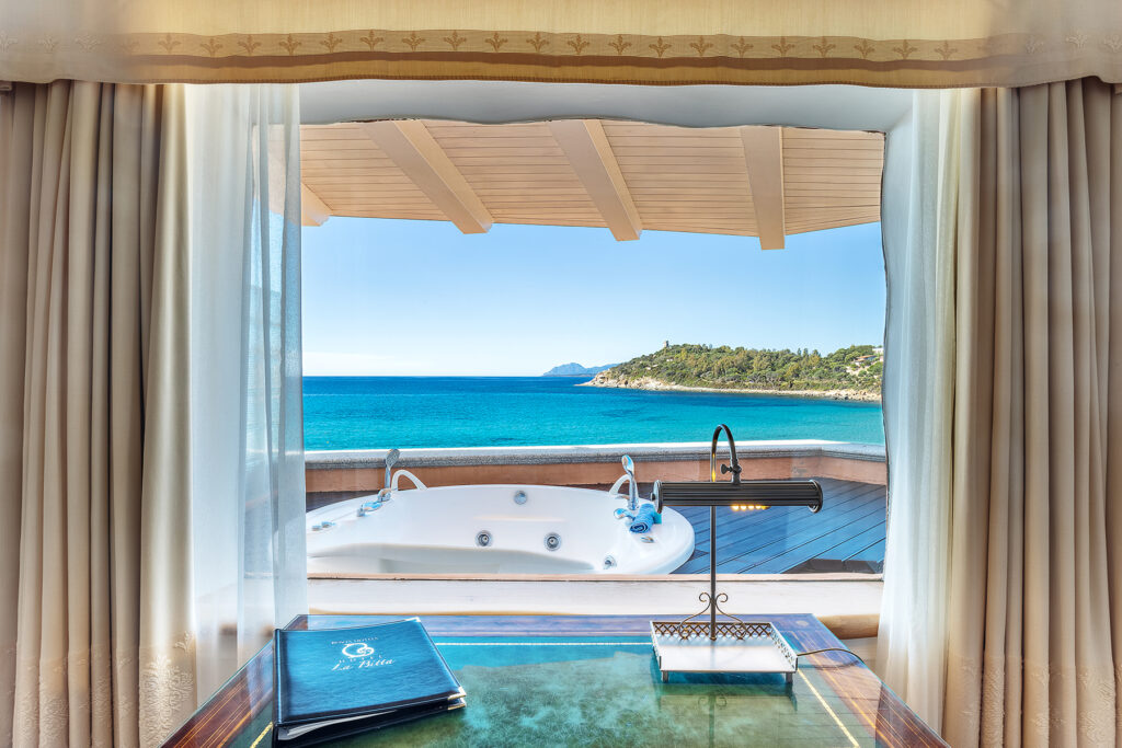 Blick vom Deluxe-Prestige-Zimmer zur Hydromassagewanne auf der Terrasse mit Meerblick, Hotel La Bitta, Arbatax - meer sardinien urlaub