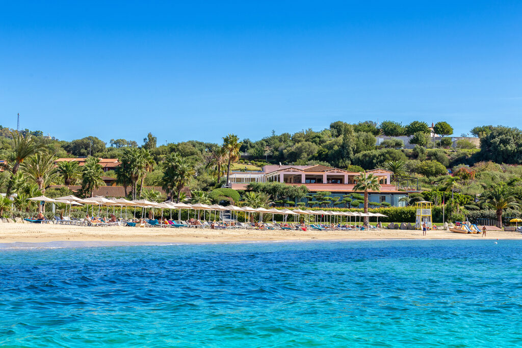 Blick vom Meer auf den Strand und das Hotel Club Saraceno, Arbatax - meer sardinien urlaub