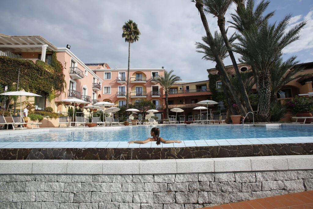 Blick vom Pool auf das Hotelgebäude des La Bitta, Arbatax - meer sardinien urlaub