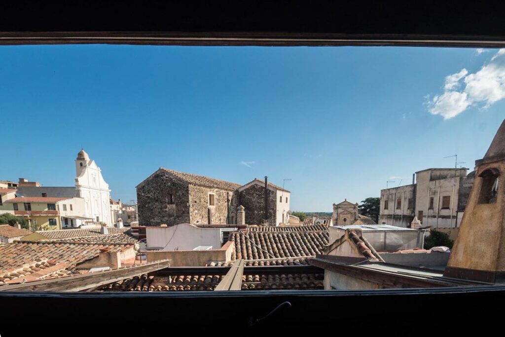 Blick von der Luxury-Suite über die historische Altstadt Orosei vom Hotel Anticos Palathos aus gesehen - meer sardinien urlaub