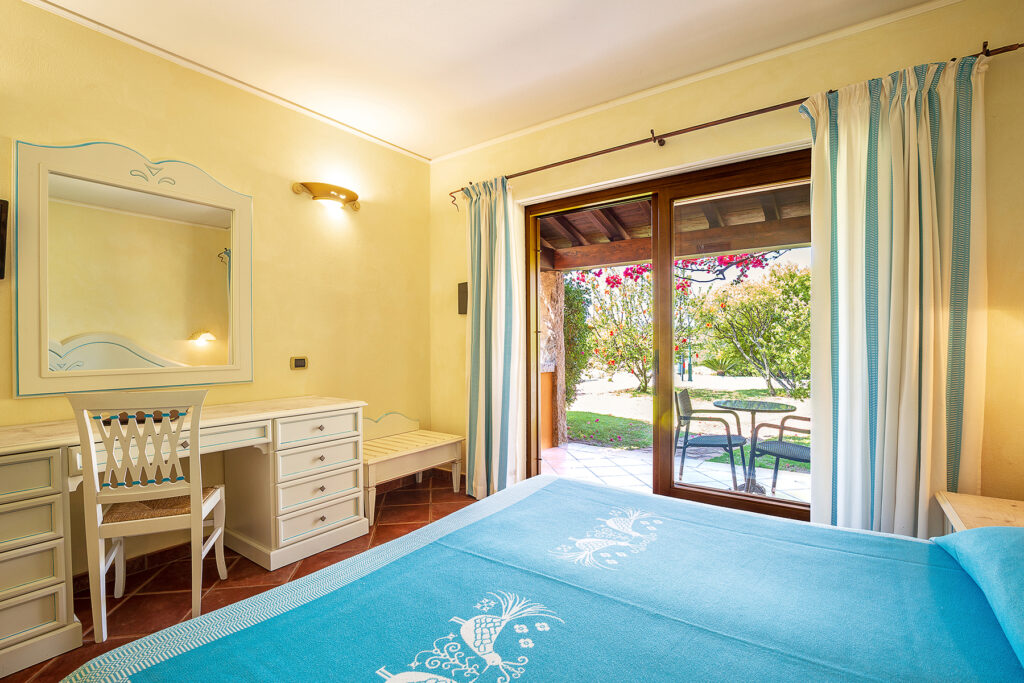 Blick von einem Standard-Zimmer zum Aussenbereich, Hotel Club Saraceno, Arbatax - meer sardinien urlaub