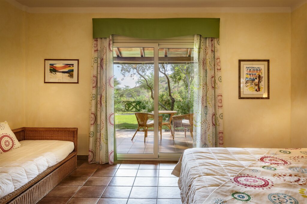 eines der schoenen Classic-Zimmer im Hotel Cruccuris Resort, Villasimius - meer sardinien urlaub
