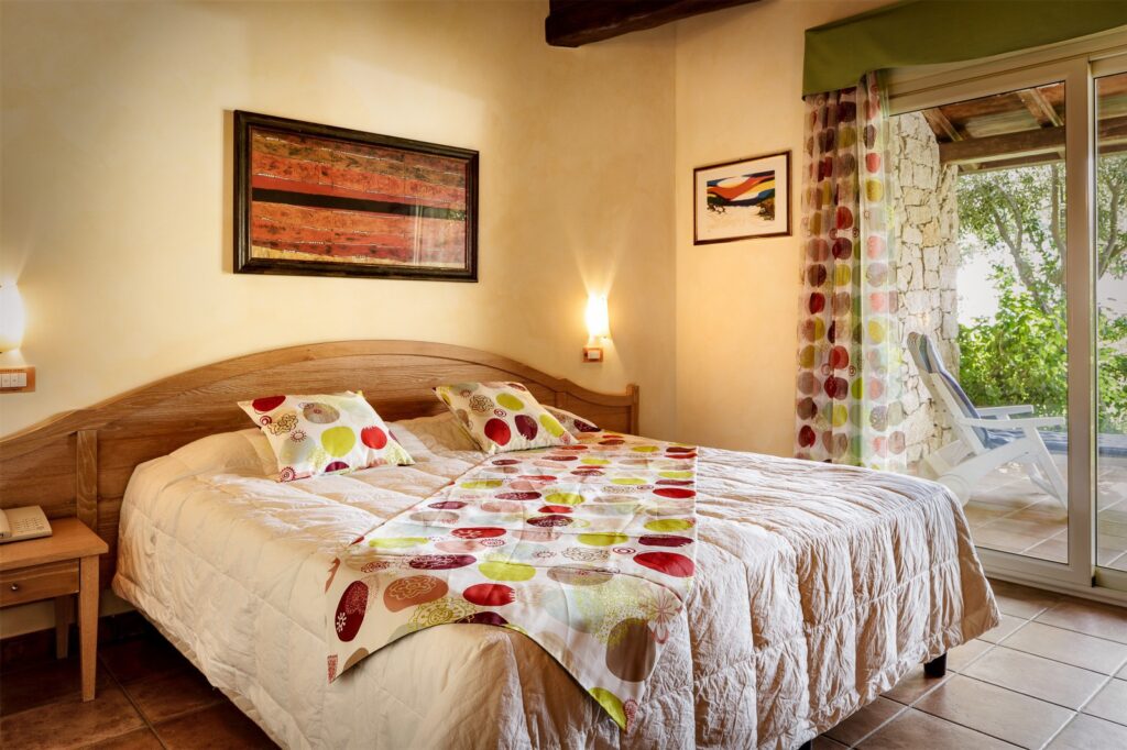 ein Classic-Zimmer mit Terrasse im Hotel Cruccuris Resort, Villasimius - meer sardinien urlaub