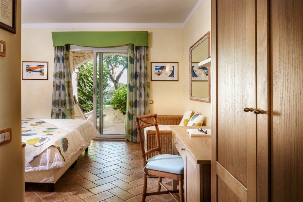 ein Classic-Zimmer mit Balkon im Hotel Cruccuris Resort, Villasimius - meer sardinien urlaub