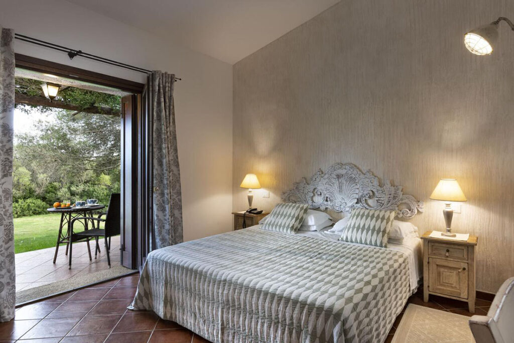 Classic Zimmer mit Blick in den Garten im Hotel Resort Tenuta Pilastru, Arzachena - meer sardinien urlaub