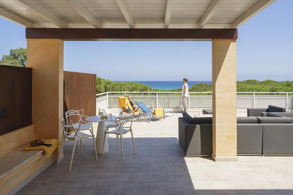 die Dachterrasse der Panorama-Suite vom Hotel Tirreno Resort, Cala LIberotto bei Orosei - meer sardinien urlaub
