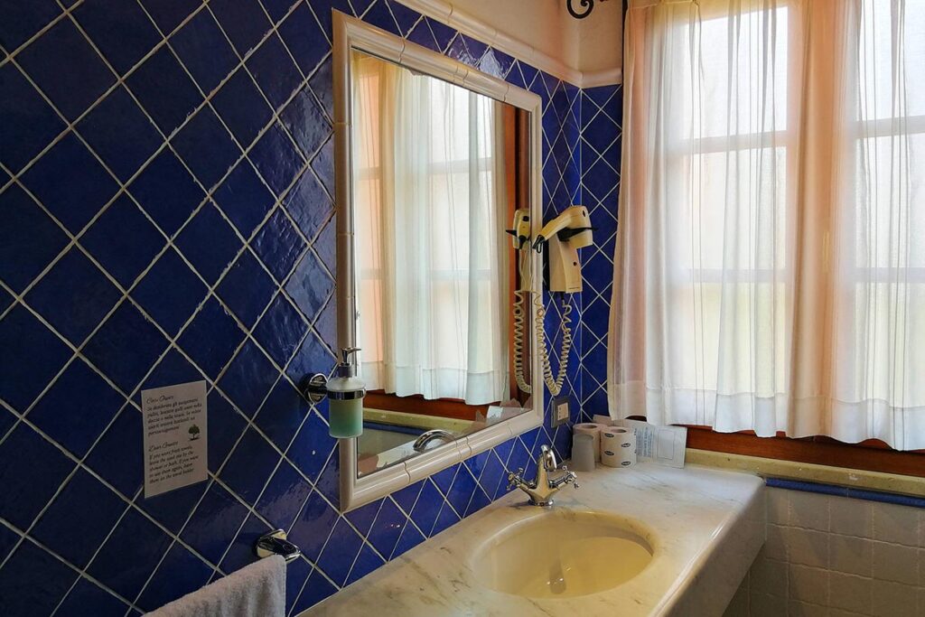 ein blau gefliestes Bad eines Doppelzimmers im Hotel Il Vecchio Mulino, Arbatax bei Tortoli - meer sardinien urlaub