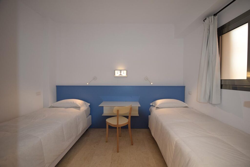 das Schlafzimmer des Modern Two Bedroom, Hotel Tirreno Resort, Cala LIberotto bei Orosei - meer sardinien urlaub