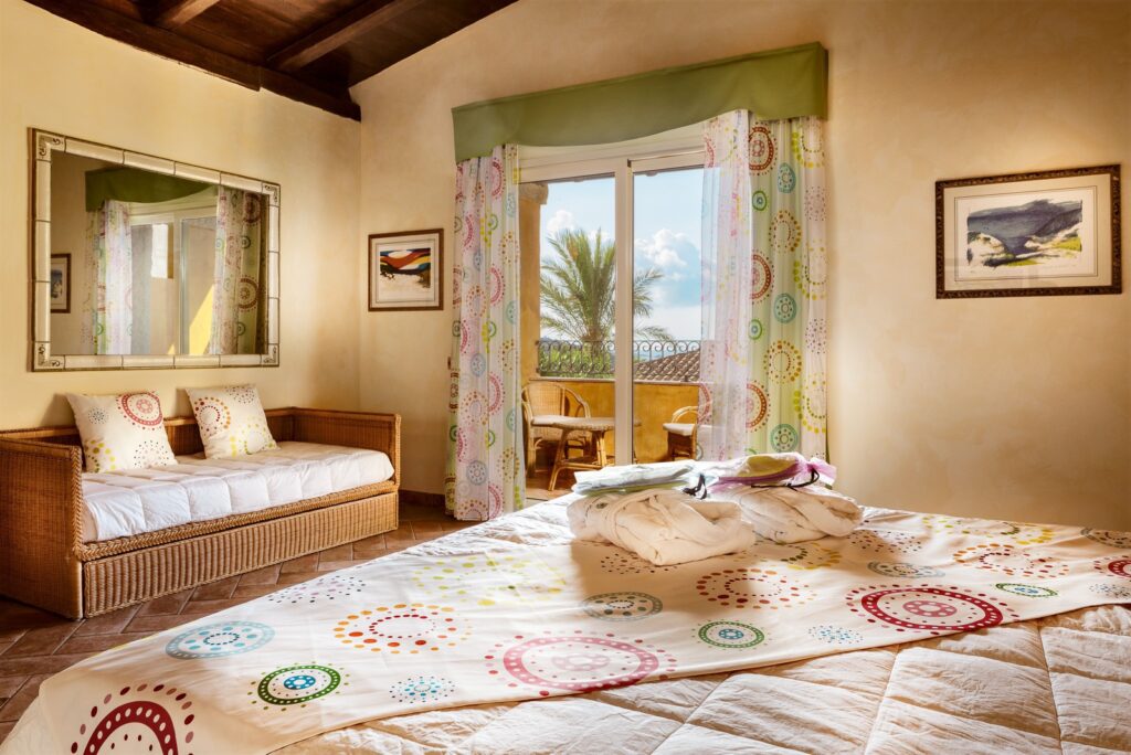 ein Deluxe-Zimmer mit Balkon im Hotel Cruccuris Resort, Villasimius - meer sardinien urlaub