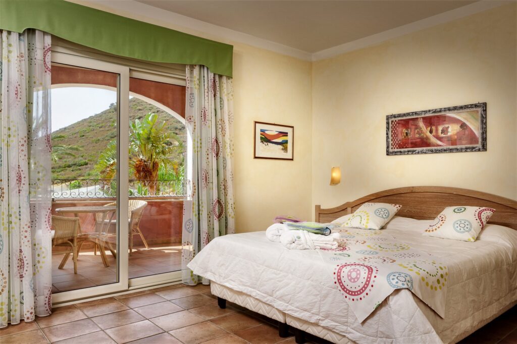 ein Deluxe-Zimmer mit Balkon des Hotels Cruccuris Resort, Villasimius - meer sardinien urlaub