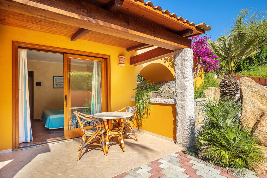Der Aussenbereich eines Basic-Zimmers im Hotel Club Saraceno, Arbatax - meer sardinien urlaub