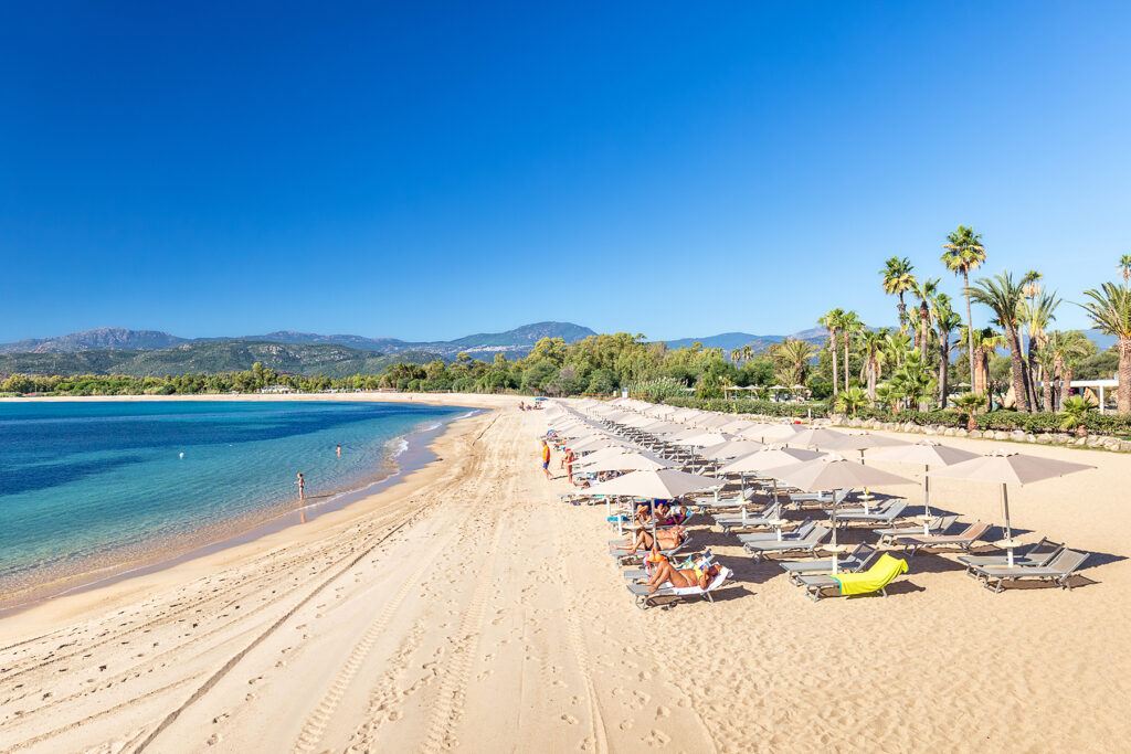 Der Strand San Gemiliano mit Strandservice des Hotels Club Saraceno, Arbatax - meer sardinien urlaub