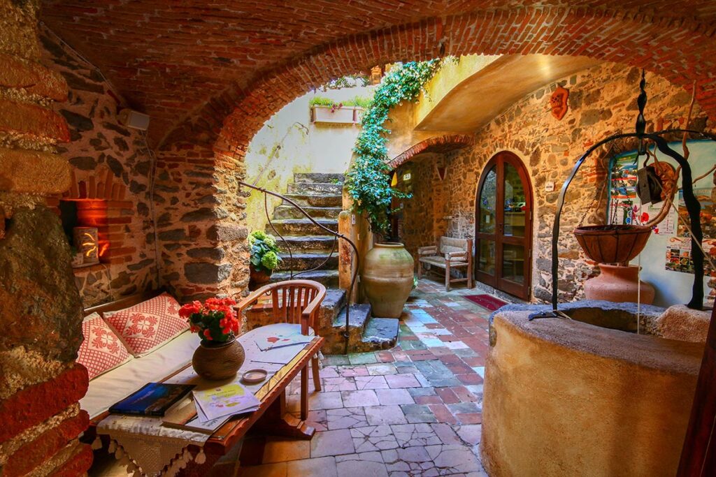 Der zauberhafte Hof des Hotels Anticos Palathos - meer sardinien urlaub