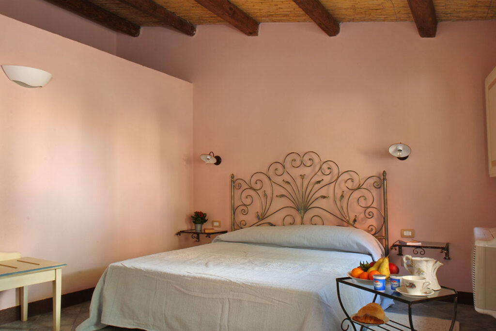 Doppelzimmer mit schoener Zimmerdecke, Hotel De Charme Villa Asfodeli, Tresnuraghes - meer sardinien urlaub