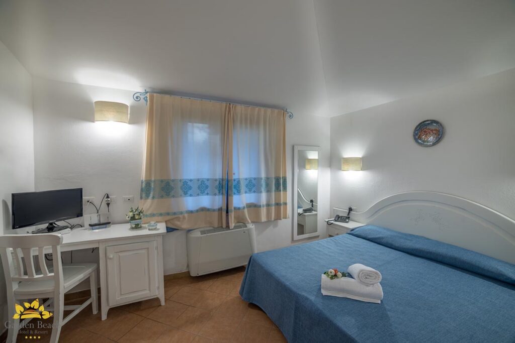 Drei-Bett-Zimmer des Hotels Garden - meer sardinien urlaub