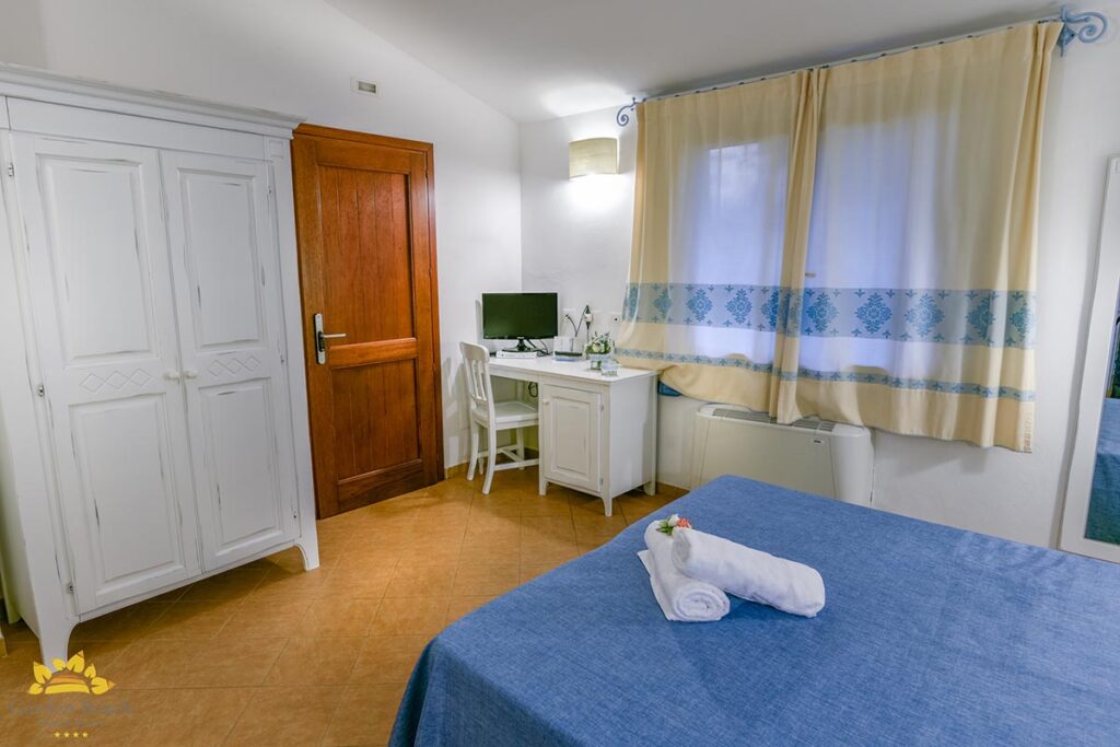 Dreibettzimmer des Hotels Garden - meer sardinien urlaub