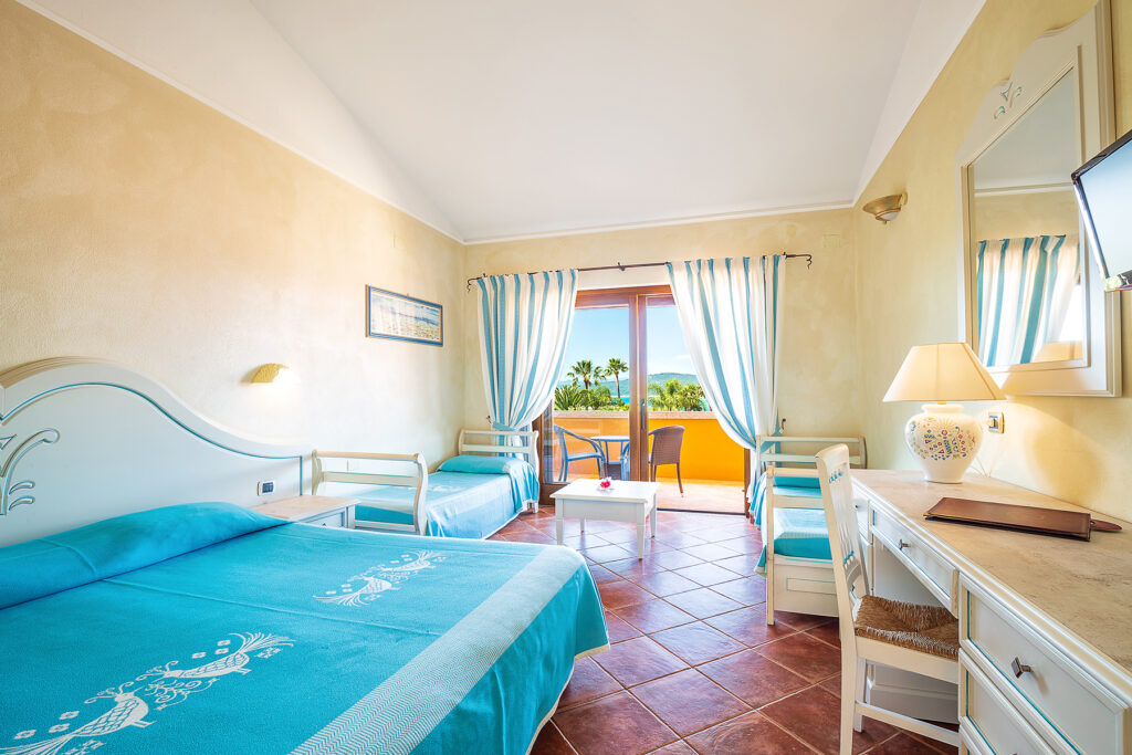 Ein Superior-Vierbett-Zimmer mit Meerblick, Hotel Club Saraceno, Arbatax - meer sardinien urlaub