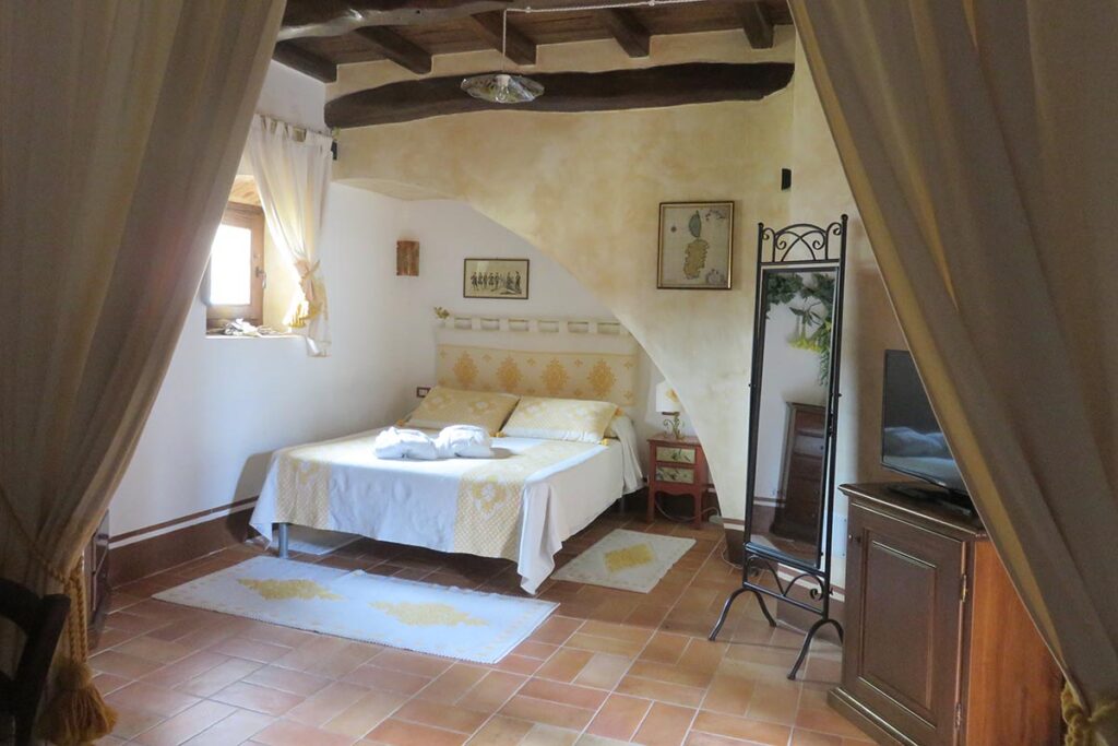 ein Zimmer des Hotels Anticos Palathos - meer sardinien urlaub