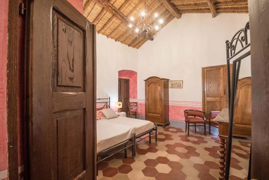 Einblick in ein Doppelzimmer vom Hotel Anticos Palathos, Orosei - meer sardinien urlaub