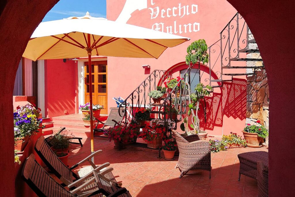 Eingang des Hotels Il Vecchio Mulino, Arbatax bei Tortoli - meer sardinien urlaub
