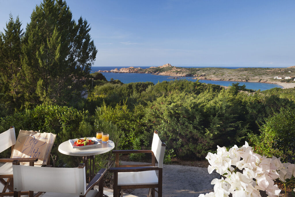 Entspannung auf eine der Terrassen des Hotels Marinedda, Isola Rossa - meer sardinien urlaub