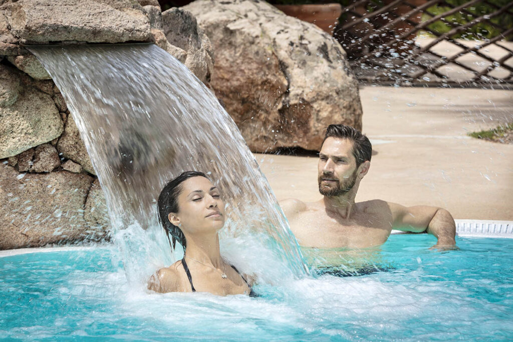 Entspannung unter den Hydromassageduesen des tollen Pools des Hotels Marinedda, Isola Rossa - meer sardinien urlaub