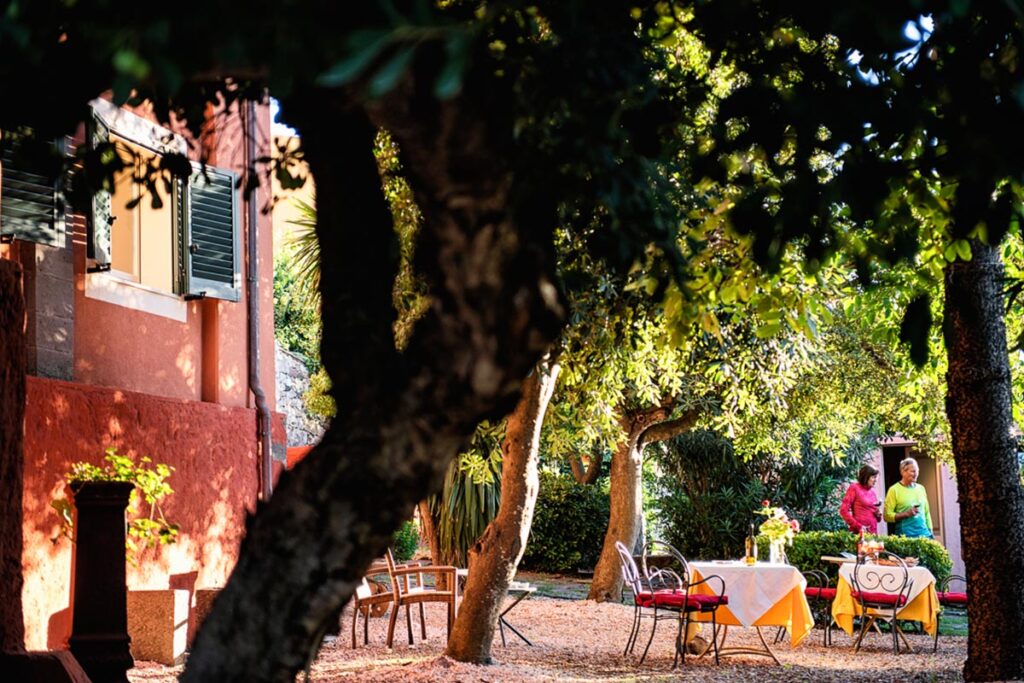 Erholung im Garten des Villa Asfodeli, Tresnuraghes - meer sardinien urlaub