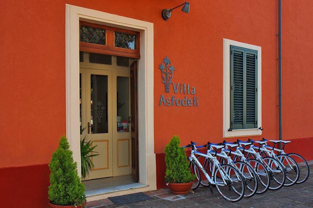 Fahrraeder vor dem Bike-Hotel Villa Asfodeli, Tresnuraghes - meer sardinien urlaub
