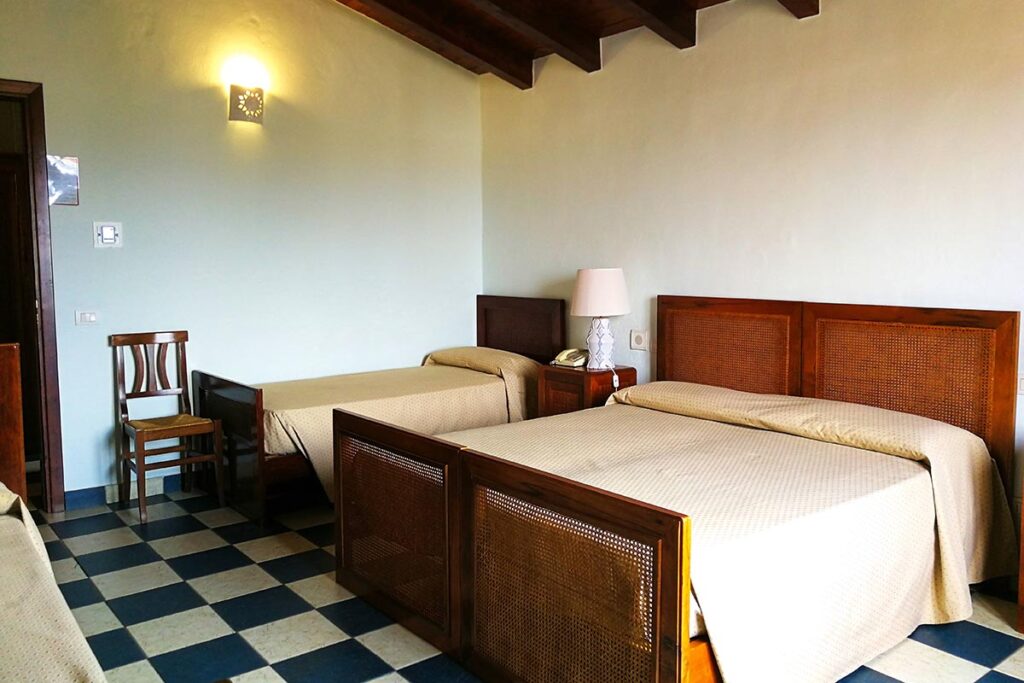 Familienzimmer mit vier Betten im Hotel Il Vecchio Mulino, Arbatax bei Tortoli - meer sardinien urlaub