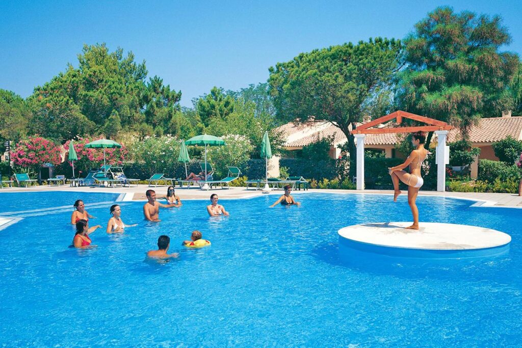 Freizeitspaß am Pool vom Hotel Li Cupulatti - meer sardinien urlaub