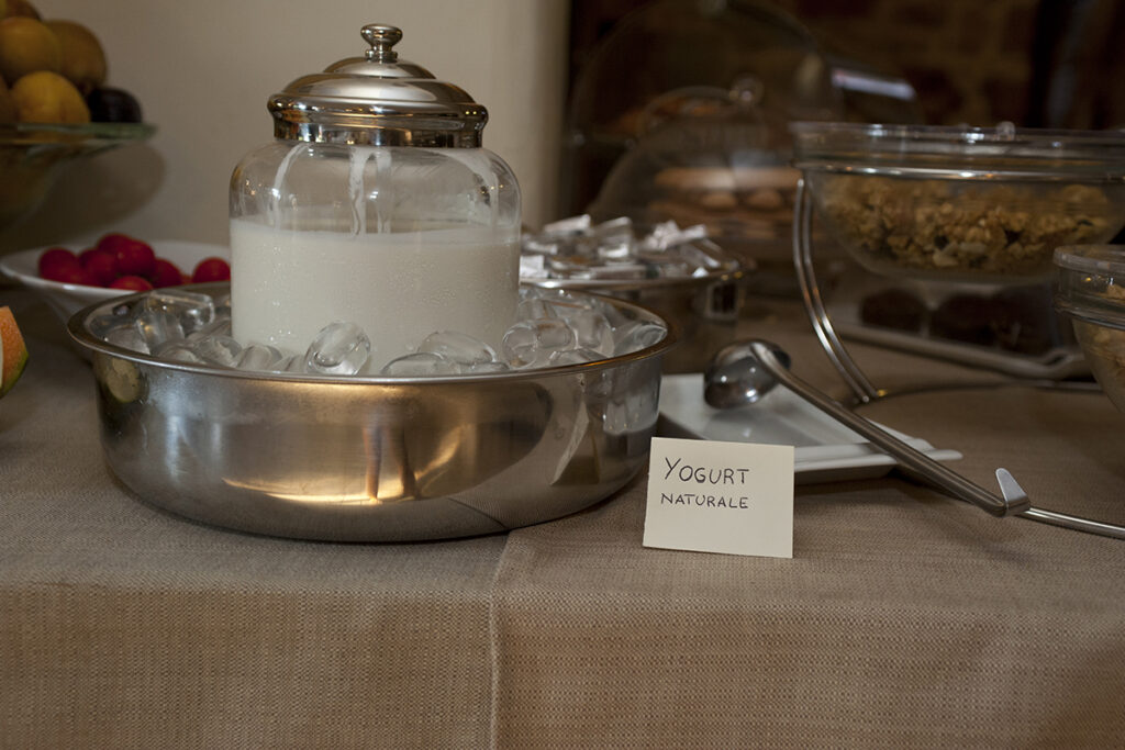 Frühstück mit hausgemachtem Yogurt, Kuchen und Marmelade, Hotel Nascar - meer sardinien urlaub