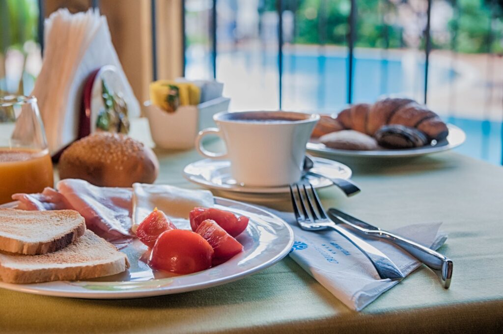 Fruehstuecken mit Poolblick im Hotel Cruccuris Resort, Villasimius - meer sardinien urlaub