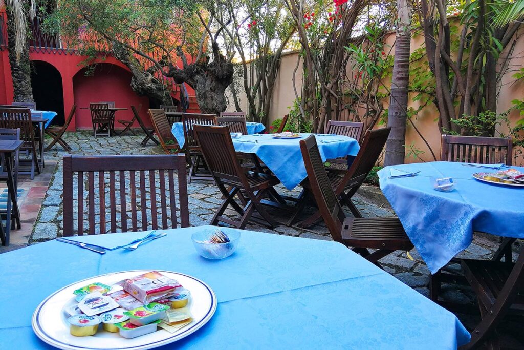 genussvoll im Freien frühstücken, Hotel Il Vecchio Mulino, Arbatax bei Tortoli - meer sardinien urlaub