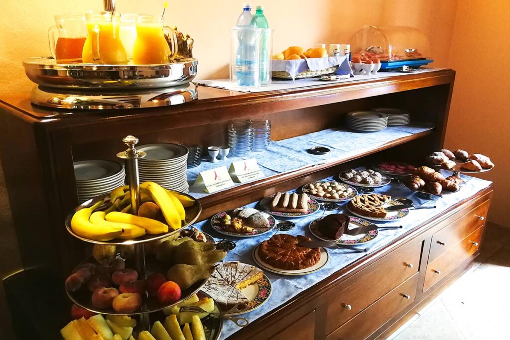 das Buffet mit hausgemachten Kuchen fuer den perfekten Tagesstart Hotel Il Vecchio Mulino, Arbatax bei Tortoli - meer sardinien urlaub