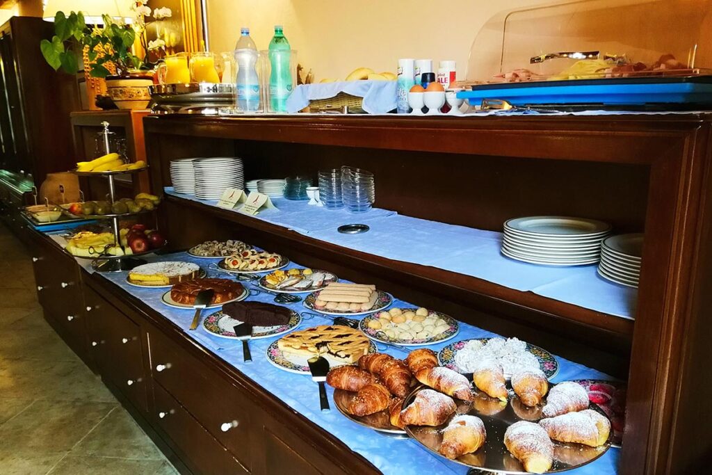 ueppig und lecker fruehstuecken im Hotel Il Vecchio Mulino, Arbatax bei Tortoli - meer sardinien urlaub